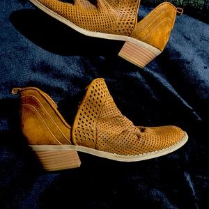 Stitch fix- Report booties size 8